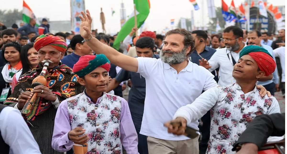 राहुल गांधी की आत्मीयता से मंत्रमुग्ध नजर आए लोग राहुल गांधी की आत्मीयता से मंत्रमुग्ध नजर आए लोग